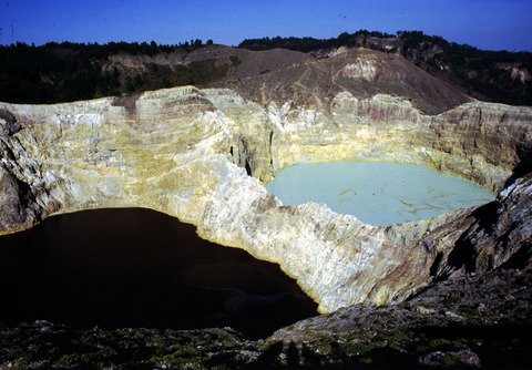 flores - keli mutu.  the coloured lakes.jpg